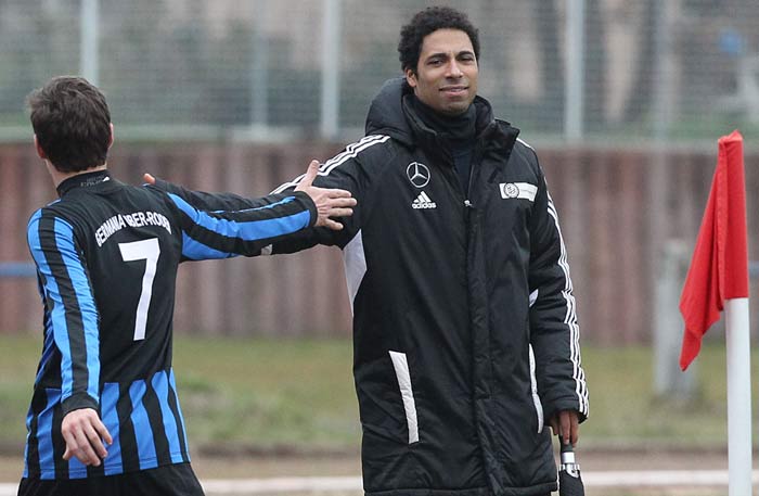 Gut gemacht, Junge! Germania-Trainer Adi Akinwale freute sich über drei Tore von Marco Christophori. (Foto: Eyßen) Christophori trifft dreifach / Münster verärgert Trainer