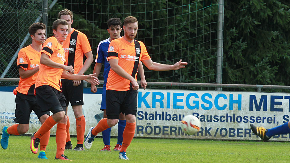 Marco Christophori-Como (links) erzielte drei Tore für die Germania. (Foto: Eyßen) Christophori-Como trifft weiter / Derby TS - Viktoria