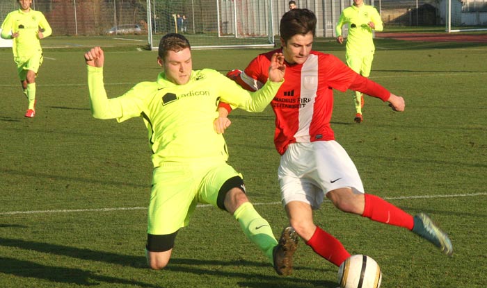 Derby-Zweikampf zwischen Steffen Reichert (Germania) und Pascal Palacios Hernandez von der TS. Remis im Derby (mit Galerie)