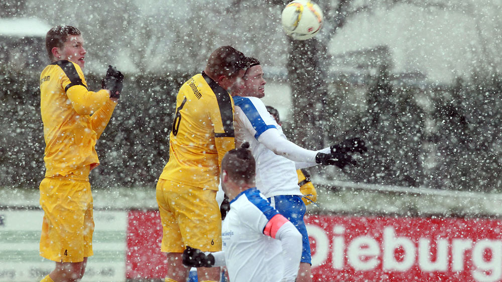 Das Gruppenliga-Spiel zwischen Hassia Dieburg und dem SV Geinsheim musste abgebrochen werden. Pierre Kampka (rechts) traf zum 1:2. (Foto: Eyßen) Dieburger Schneeballschlacht abgebrochen