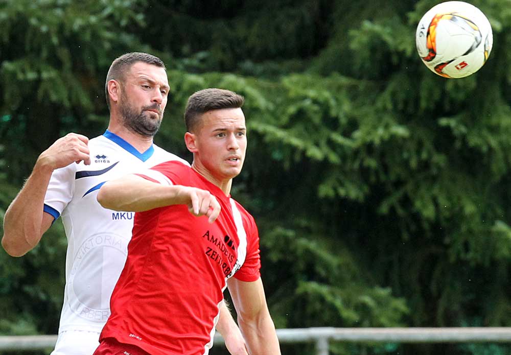 Dejan Djordjevic (vorne) brachte die TS gegen Großkrotzenburg in Führung und sah später nach einer Rangelei die rote Karte. (Foto: Eyßen) Zäher Arbeitssieg für TS gegen Schlusslicht Großkrotzenburg