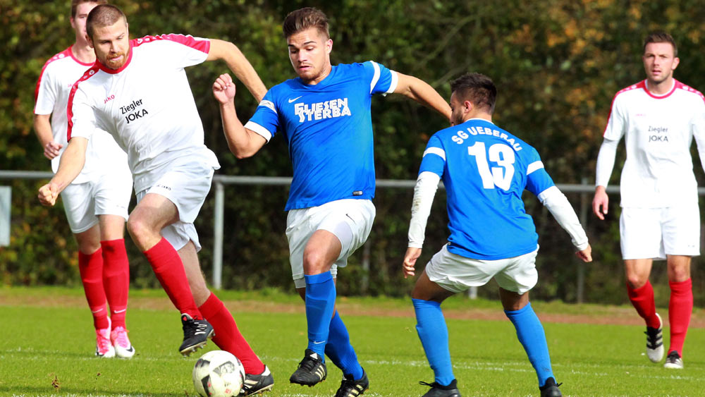 Von links: Steffen Hartel (Eppertshausen), Karl Johann und Devide Rannone (beide Ueberau). Die Ueberauer übernahmen mit dem 1:0-Sieg in Eppertshausen Platz eins. (Foto: Eyßen) Altheim stürzt Groß-Umstadt von der Spitze