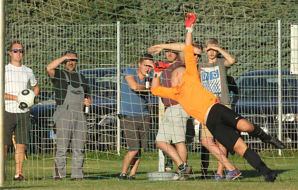 Fabian Müller hielt den 2:1-Sieg von Viktoria Klein-Zimmern gegen Seckmauern fest. Spielberichte der Wochentagsspiele unter der Langstadt-Vorschau. (Foto: Eyßen) "Zerfleischt, gehadert und lamentiert"