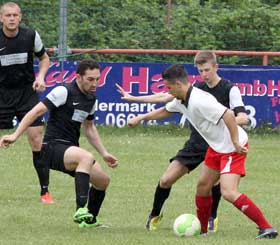 3:3 endete das Spiel zwischen dem KSV Urberach und der FSV Münster. Sickenhofen wieder Zweiter / Sahitolli geht