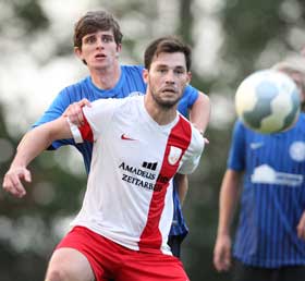 Florian Jäger (hinten, Germania) und TS-Stürmer Mario Gotta trafen im Derby jeweils einmal. Germania Derbysieger / Kleestadt souverän