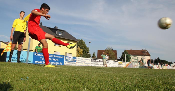 Torwart trifft im Derby / Klarer TS-Sieg