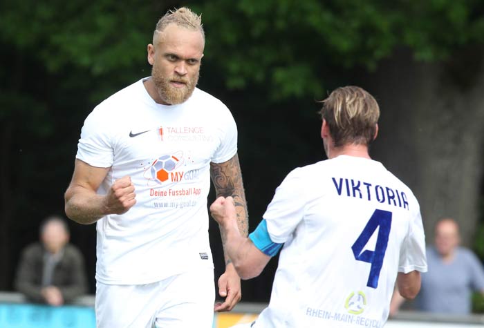 Jubel über das 1:0 gegen Vatanspor Bad Homburg: Torschütze Dominik Lewis (links) freut sich mit Kapitän Nils Wolf. Titel-Tage bei Viktoria: Meister und Pokalsieger? (Mit Video)