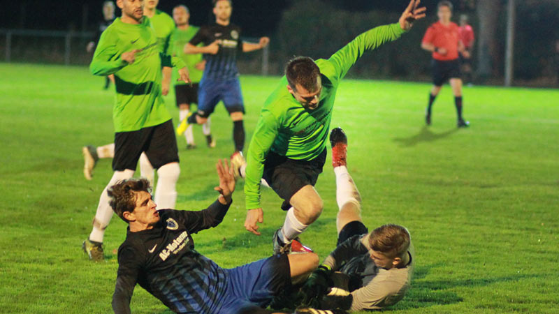 Klein-Zimmerns Torwart Fabian Müller (rechts auf dem Boden) musste in Seckmauern verletzt ausgewechselt werden. (Foto: Eyßen) Stefanovski-Hattrick in zehn Minuten