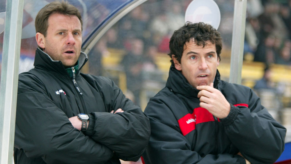Viele Vereine in der Region hat Lars Schmidt (rechts) schon trainiert. Am höchsten trainierte Schmidt (Archivbild von 2004) bei Kickers Offenbach. In der damals drittklassigen Regionalliga Süd assistierte ihm Manfred Binz. (Foto: Eyßen) Viktoria: Lars Schmidt folgt auf Jochen Dewitz