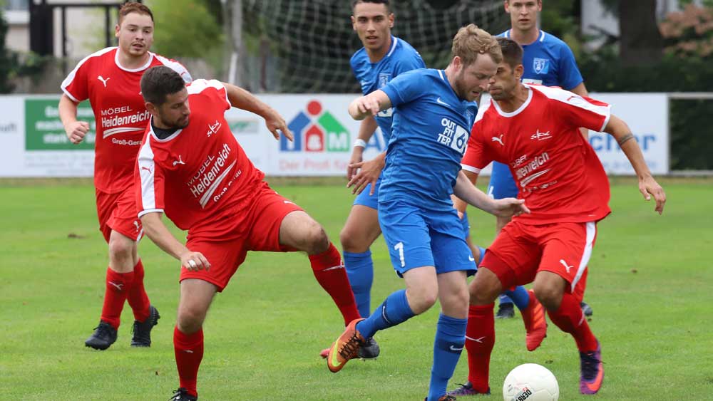 Münsters Mark Braun setzt sich gegen zwei Büttelborner Gegenspieler durch. (Foto: Eyßen) Andrej Kolchak: Fünf Tore innerhalb von drei Tagen
