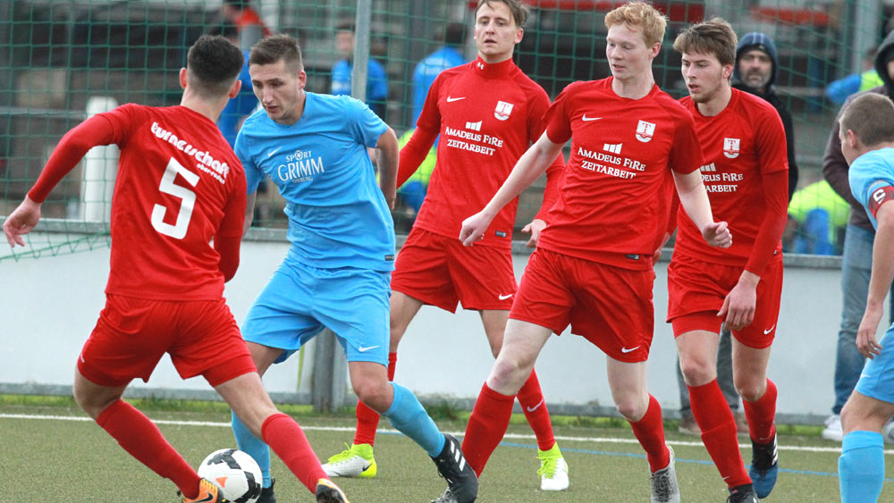 Die TS Ober-Roden II (rote Trikots) besiegte den SV Münster II mit 1:0. (Foto: Eyßen) Ueberaus Andreozzi trifft aus allen Lagen