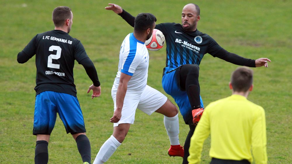 Samuel Owusu von Germania Ober-Roden (rechts) im Zweikampf mit Dieburgs Emre Karaca. (Foto: Eyßen) Germania, TS, Lengfeld und Ueberau im Halbfinale