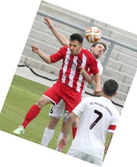 Wenn der Aufstiegsstein Rot-Weiss Frankfurt (im Bild Mert Pekesen) umfällt, dann hat das Auswirkungen bis hinunter zur Kreisoberliga. Bedienungsanleitung Relegations-Domino