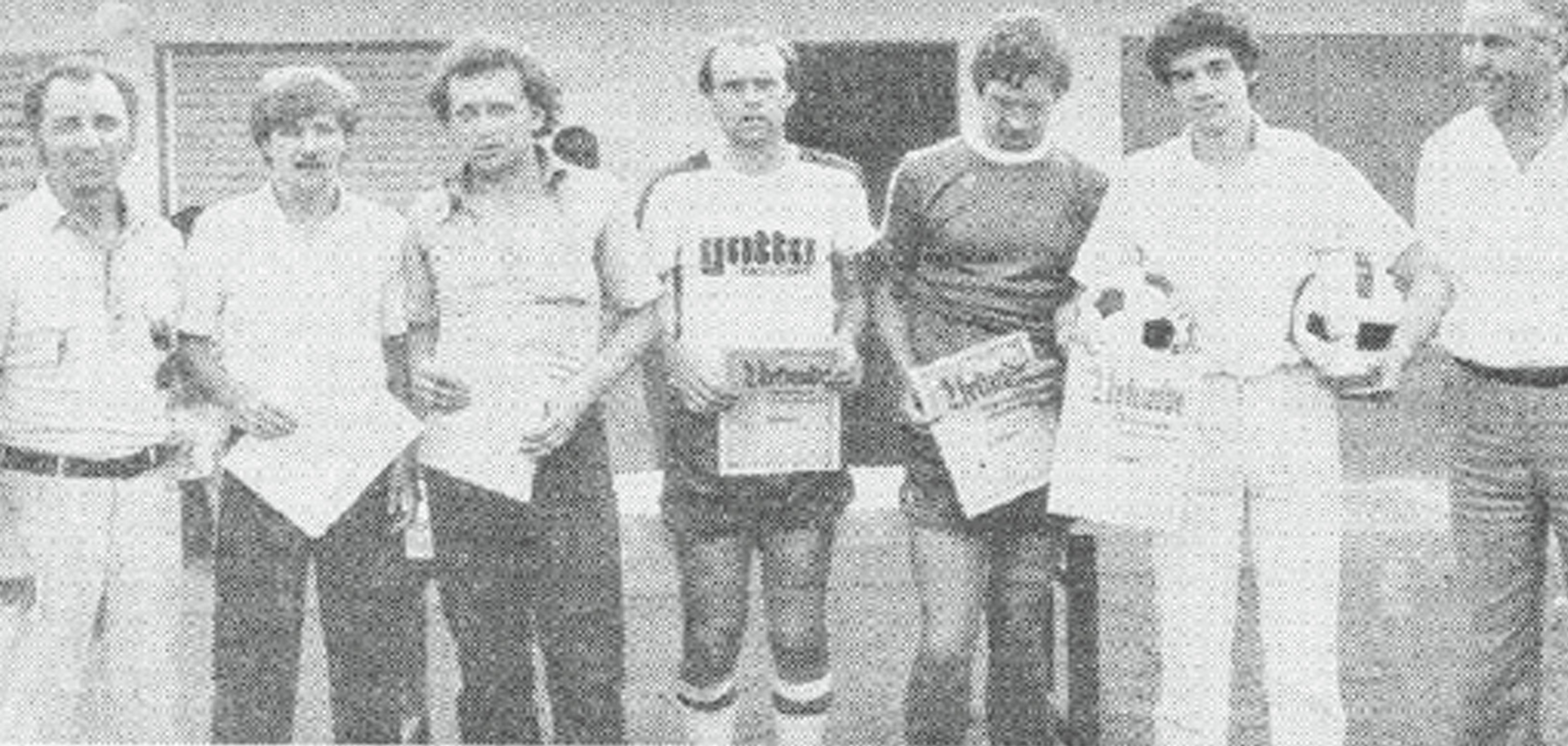 Zum neunten Mal findet das Rödermark-Turnier bei der TS Ober-Roden statt. Das Turnier feierte 1977 bei der Germania Premiere, 1980 (Bild) wurde die Traditionsveranstaltung erstmals bei der TS ausgetragen. Der Erste Beigeordnete Walter Faust (rechts) und der TS-Vorsitzende Hans Groh (links) nahmen die Siegerehrung vor. Der KSV siegte vor der Viktoria und der Germania. Die TG und die TS landeten auf dem Plätzen 4 und 5. Vorschau Rödermark-Turnier: Erstmals zwei Turniere