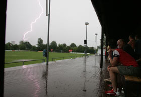 Ein Gewitter (Archivbild) führte zum Spielabbruch. Blitzstart der TS im Hessenpokal