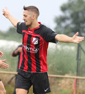 Sickenhofens Kevin da Silva gelang ein Hattrick. da Silva-Hattrick beim Relegations-Auftakt