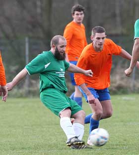 TG-Spielertrainer Seat Saliu brachte seine Mannschaft gegen Viktoria Urberach II in Führung. Spitzenreiter Reinheim siegt locker
