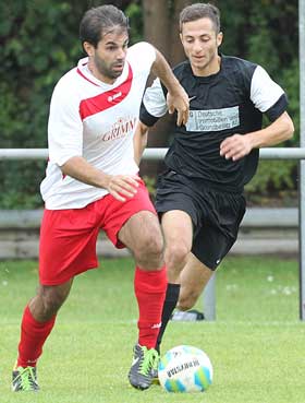 Fatih Yakut (rechts) von der FSV Münster traf im Derby gegen Eppertshausen zum 1:0. David Seib (links) ging leer aus. Sickenhofen mit 9 Mann nur 0:0 / 4 Heubacher Platzverweise