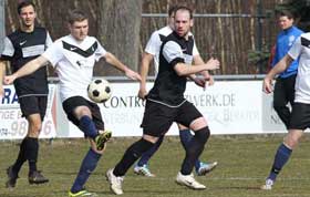 Die FSV Münster (dunkle Trikots) gewann 3:0 bei Germania Ober-Roden II. Trainer entscheiden Spiel (mit Bildergalerie)