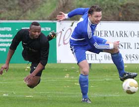 Ober-Rodens Patrcie Noumsi ist abgehoben, Ginsheims Artur Lemm hat aber den Ball. Die Germania siegte dennoch mit 4:0. Germania besiegt Spitzenreiter mit 4:0