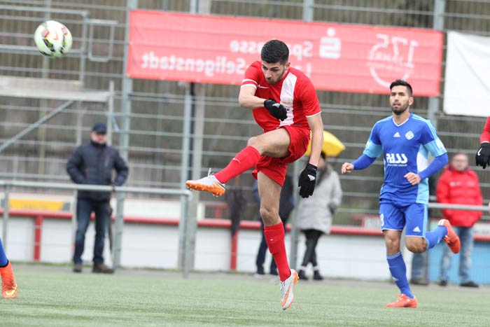 Gleich schlägt es im Aschaffenburger Tor zum 2:0 für die TS ein - Hakan Firat trifft fast von der Mittellinie. Turnerschaft gewinnt Winter-Cup in Seligenstadt