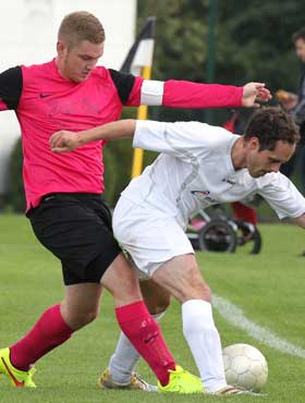 Hergershausens Florian Tekin (links), im Zweikampf mit Harreshausens Timo Noll. Sirna trifft im Derby