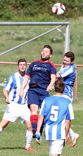 Viktoria Kleestadt (weiß-blaue Trikots) gewann beim KSV Urberach mit 3:2. Langstadt rundum zufrieden in Eppertshausen
