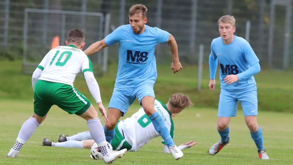 Alexander Haberkorn (am Ball) und Marcus Willand (rechts) trafen für Langstadt/Babenhausen gegen Fehlheim. (Foto: Eyßen) Braun und die SG schießen Münster an die Spitze