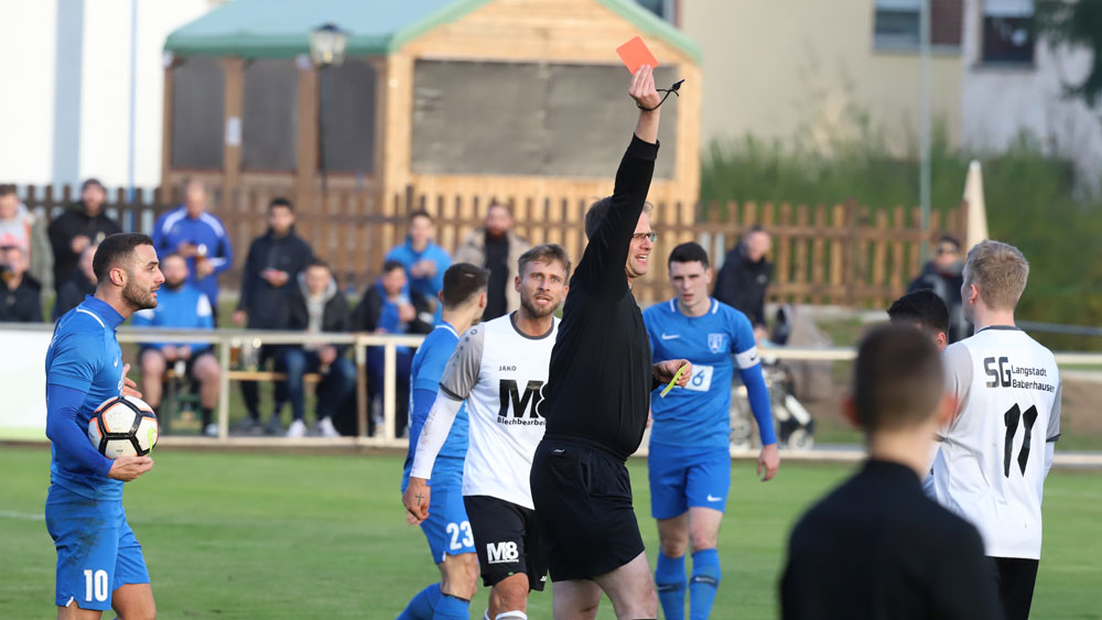Sascha Hippe (verdeckt) sah früh die Gelb-Rote Karte. (Foto: Eyßen) Klare Sache für Münster im Topspiel