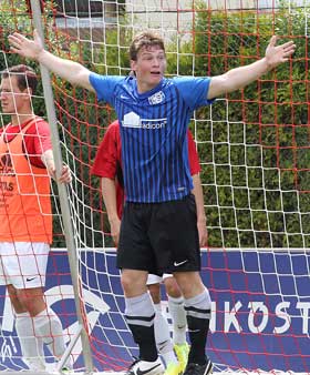 "Was is`los?", scheint Tim Eggen von Germania Ober-Roden II zu fragen. Die Antwort: Die Relegation fällt aus, die Germania steigt in die A-Liga auf. Keine Relegation, kein Derby, 3 Abendbrot-Aufsteiger