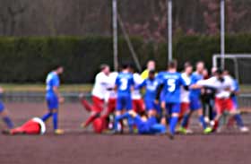 Rudelbildung in Eppertshausen: Drei Spieler sind schon zu Boden gegangen, drei Platzverweise folgen noch. Germania-Pflichtsieg / Drei Platzverweise im Derby