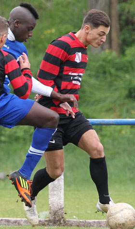 Sickenhofens Anton Sahitolli (rechts) im Zweikampf mit Babenhausens Mohamed Mike Sawaneh. Ex-Spitzenreiter verliert 0:4 / Babenhausen gewinnt Derby