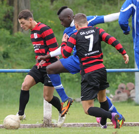 Mohamed Mike Sawaneh (blaues Trikot) feierte mit Germania Babenhausen die Meisterschaft. Ganz am Ende ist Babenhausen spitze