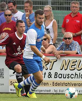 Stanko Pavlovic (rechts) erzielte vier Tore für Langstadt in Darmstadt. Langstadt greift Spitze an / Lorenz knurrt