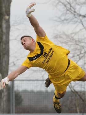 Niklas Stenglein flog nach seiner Verletzungspause erstmals wieder für die TS. Hohes Tempo, aber keine Tore in Klein-Karben
