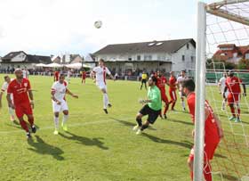 Die TS Ober-Roden (weiße Trikots) verlor gegen Friedberg mit 0:1. Remmers sichert Viktoria Punkt / TS verliert erneut