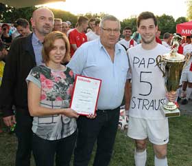 Kreisfußballwart Heinz Zulauf gehörte zu den ersten Gratulanten von TS-Kapitän Mario Gotta. TS holt den Cup (mit Videos und Bildergalerie)