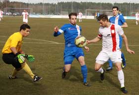 Das Rödermark-Derby endete 1:1. Urberachs Torhüter Jonas Röder (links) hielt einen Elfmeter. Bidou trifft und verschießt (mit Bildergalerie)