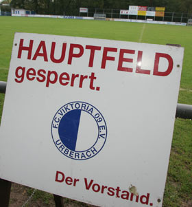 Der Platz von Viktoria Urberach war am Sonntag gesperrt, das Spiel der Verbandsligamannschaft gegen den SC Hessen Dreieich fiel aus. Davon profitierte die zweite Mannschaft der Viktoria, die gegenüber den Vorwochen personell deutlich besser ausgestattet ein 1:1 in Niedernhausen holte. Sieglose Topteams