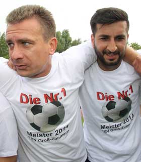 Menfredo Vendola (links) bei der Meisterfeier des FSV Groß-Zimmern am Sonntag. Vendola verabschiedet sich mit Meisterschaft