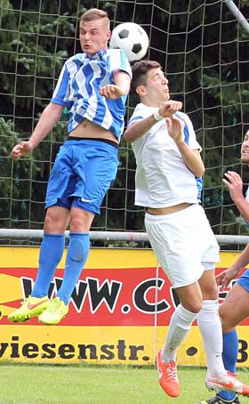 Giuseppe Serra (rechts) im Spiel gegen Lindheim. 4:0 für Viktoria / 3. Niederlage für TS
