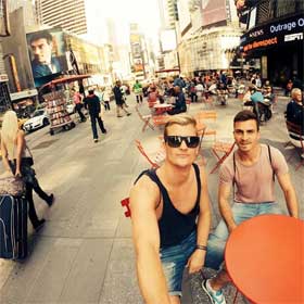 Erster Halt New York: Auf Yves Böttler (links) und Paul Hacker wird der TSV Lengfeld den Rest der Saison wegen einer fast einjährigen Weltreise verzichten müssen. Die Lengfelder bestritten ihre Partie des ersten Spieltages bereits am 3. September. Lengfeld gewann in Messel mit 3:0, Yves Böttler traf doppelt. Foto: facebook Langstadt auf Platz 2 / Grüße aus New York