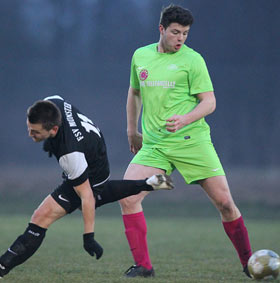 Klein-Zimmerns Moritz Herberg (rechts) ist eher am Ball als Münsters Stanislaw Haensch. Münster gelingt die große Überraschung