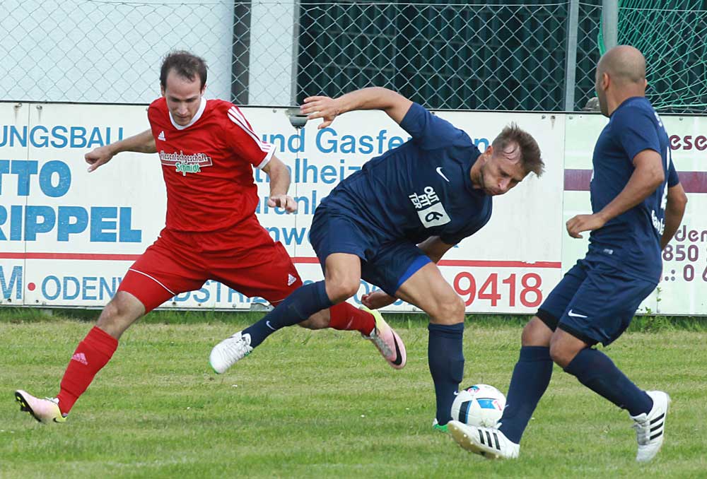 Alexander Haberkorn (am Ball) von Germania Babenhausen im Zweikampf mit Markus Lackner von Viktoria Schaafheim. Das Derby endete 0:0. (Foto: Eyßen) Erst unfassbar gut, dann unfassbar schlecht