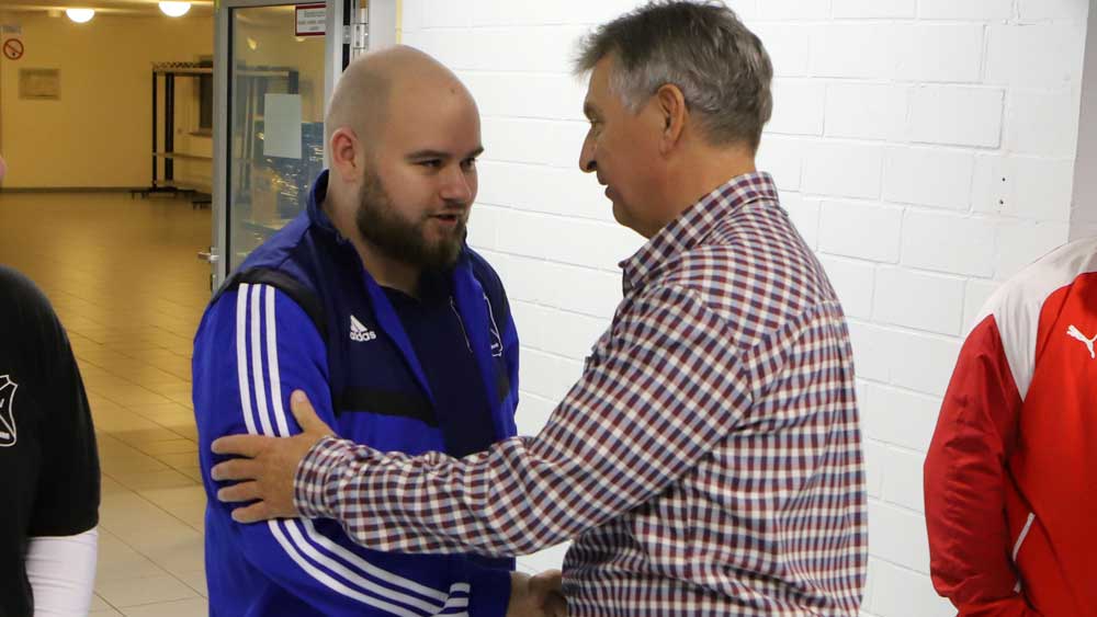 Helmut Biegi, der Vorsitzende des Kreissportgerichts, begrüßt Schiedsrichter Nils Czekala, dem es erfreulicherweise wieder besser geht. (Foto: Eyßen) Höchststrafe für Schlag gegen Schiedsrichter
