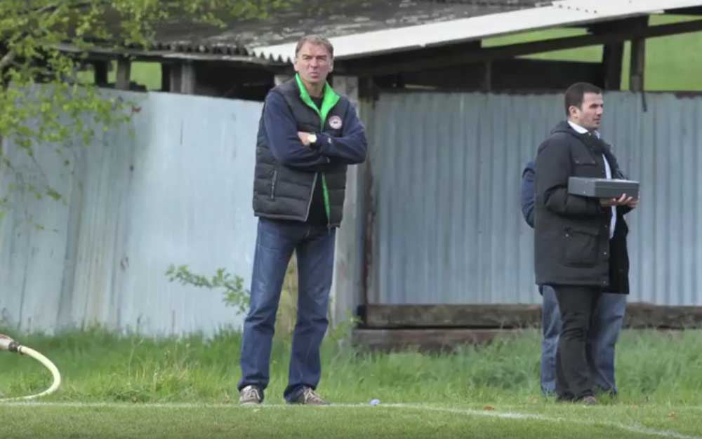 Matthias Schwinn, Trainer des PSV Groß-Umstadt, muss mit der Meisterfeier noch etwas warten. (Foto: Eyßen) Portugiesen müssen Meistersekt wieder einpacken