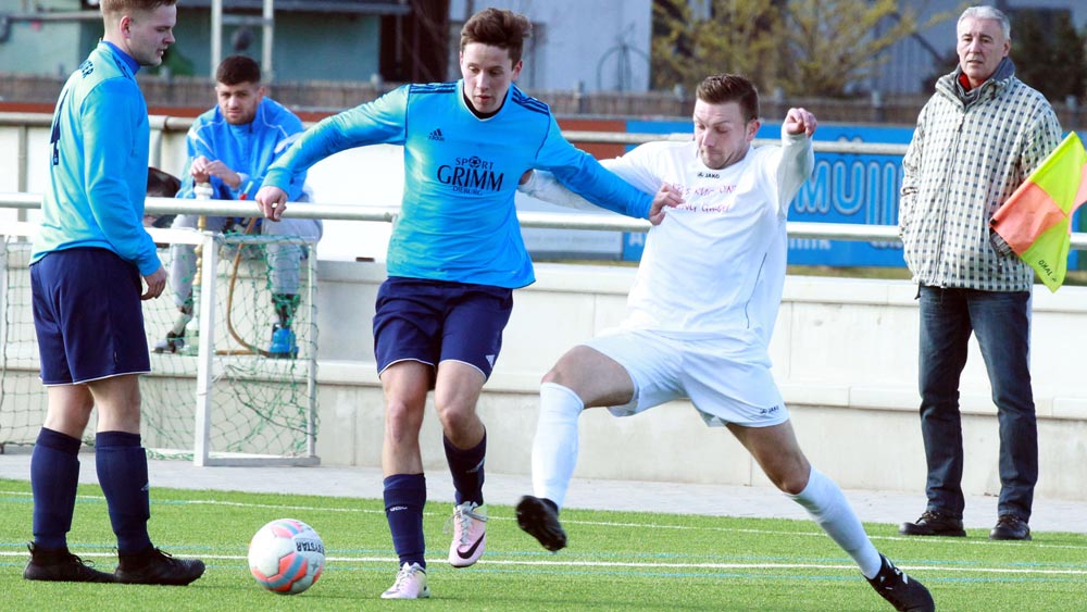 Münsters Thomas Kaiser (am Ball) traf zum 2:2-Ausgleich in Ueberau. (Foto: Eyßen) Urberachs Moser trifft doppelt / Remis für Ueberau