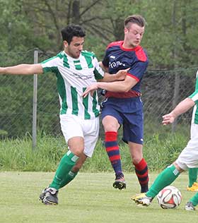 Der KSV Urberach (blaue Trikots) gewann das Derby bei der TG Ober-Roden mit 4:3. Richen kassiert Ausgleich in der 93. Minute