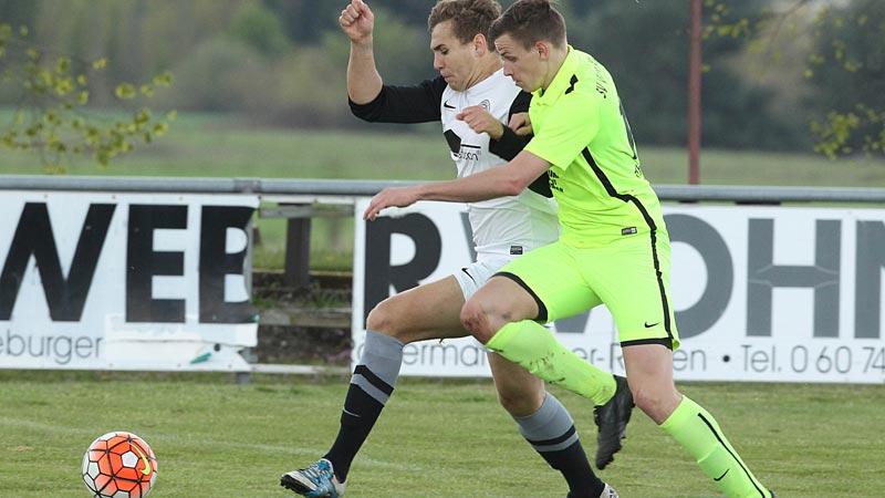 Nick Thierolf (links, Archivbild) spielte mit Viktoria Kleestadt 0:0 gegen Harreshausen. (Foto: Eyßen) Bott schießt bei Romeros Debüt Elfer an die Latte
