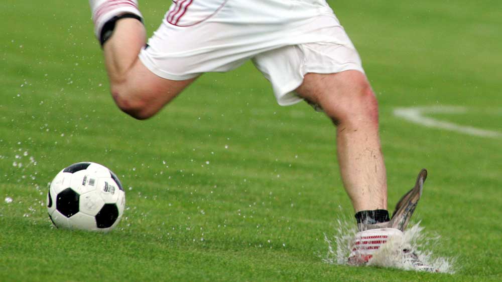Nach dem Unwetter (Archivbild) rollte der Ball nicht mehr besonders gut. (Foto: Eyßen) Spielabbrüche wegen Regen und Schlägen